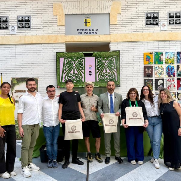 i formatori di Casco Learning che hanno seguito gli studenti, al centro Daniele Khalousi di Casco Learning che ha coordinato il progetto ed il presidente della Provincia di Parma, Alessandro Fadda